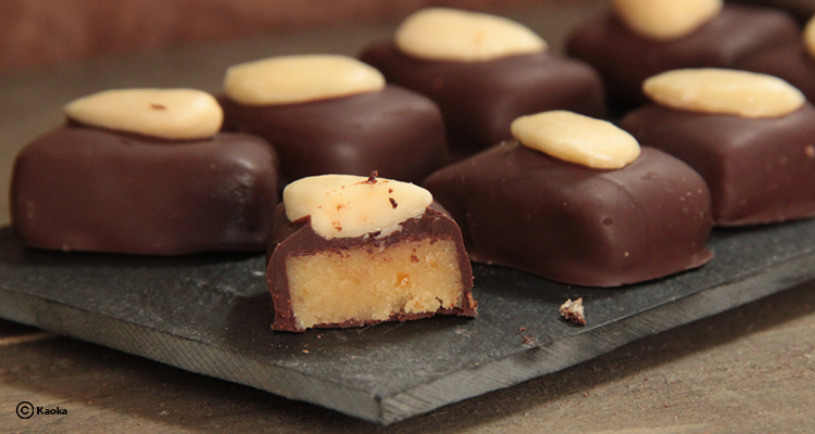 كعابر لوز بالشكلاطة