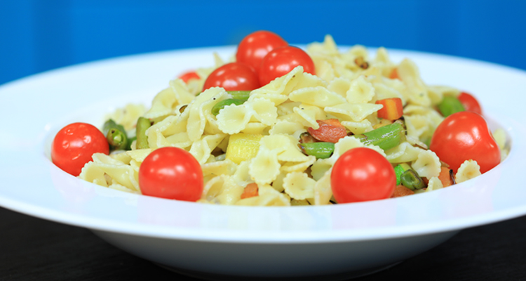 سلطة مقرونة بالخضر