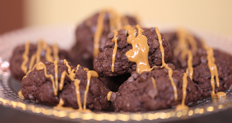 كوكيز شكلاطة بكريمة الطلي