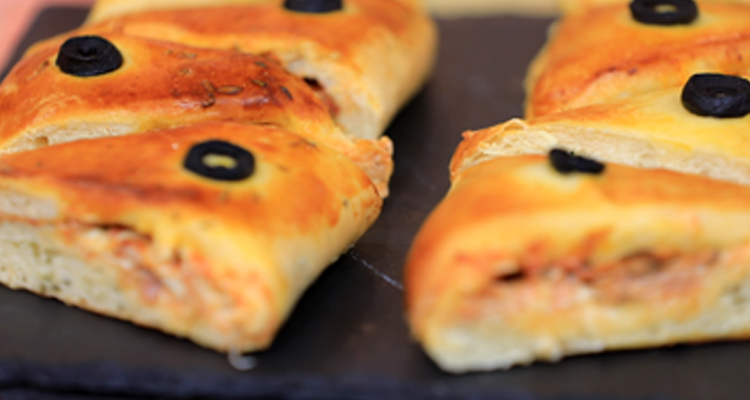 بيتزا بالتونة مغطّاة