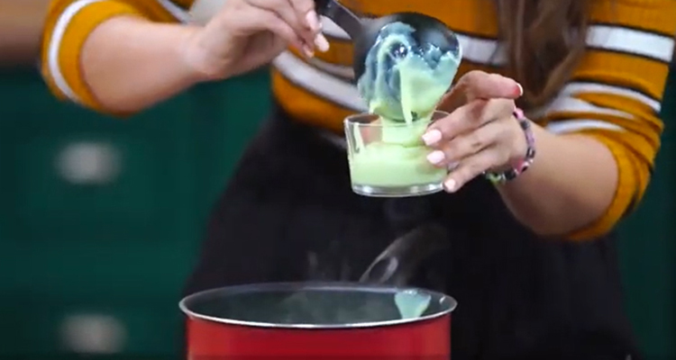 كؤوس تحلية بالكريمة الفستق والبسكويت