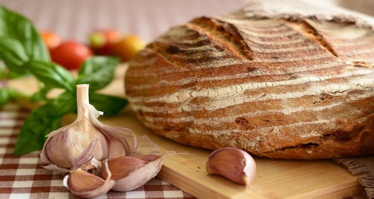 خبز بالثوم والموزاريلا