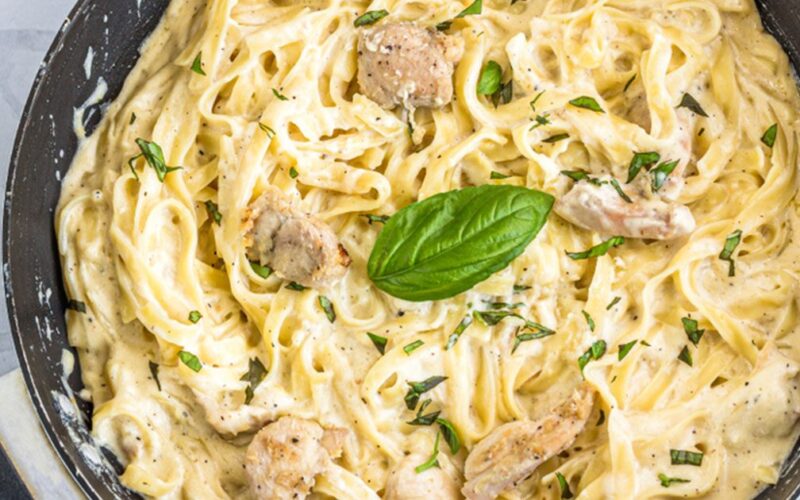 المكرونة بالدجاج