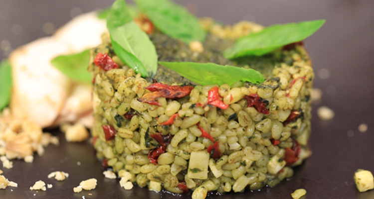 سلطة برغل بالدجاج والبيستو