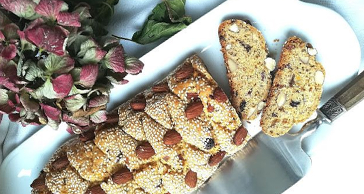 بولو باللوز والزبيب