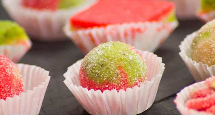 كعابر اللوز الملونة