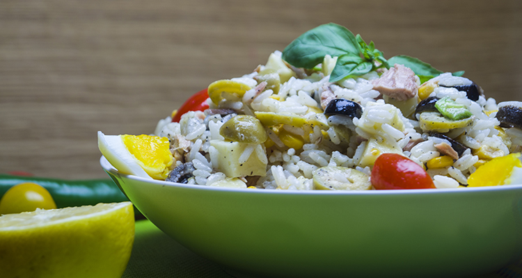 سلطة أرز بالتونة والمايونيز