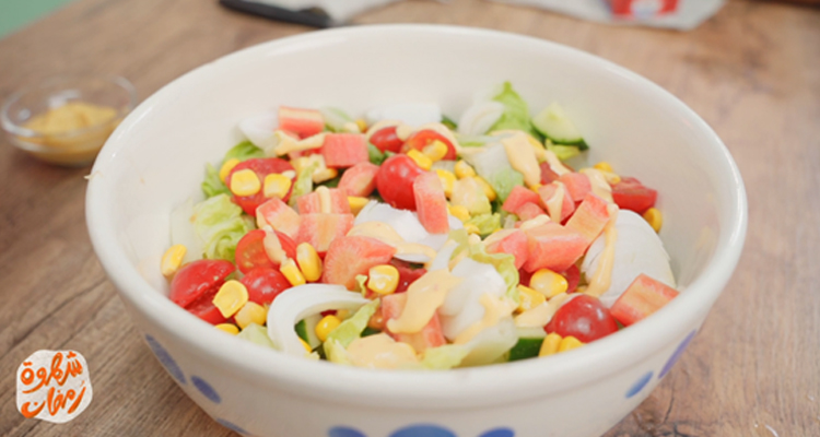 سلطة خضراء بصلصة منكّهة