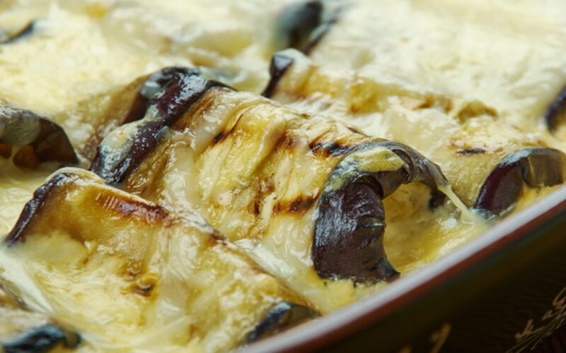 لفائف الباذنجان بالدجاج والكريمة