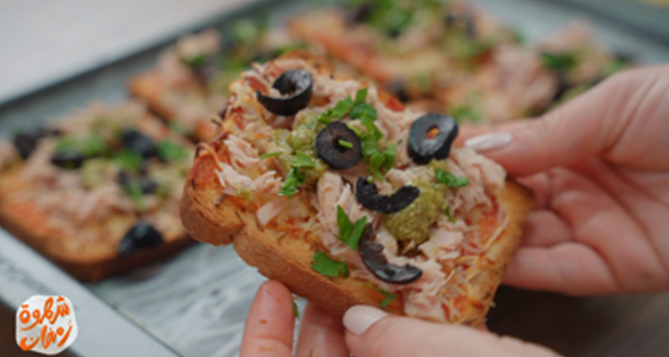 بيتزا سريعة بالخبز الأبيض