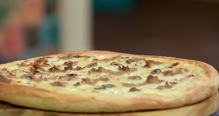 بيتزا بالدجاج وصلصة البشاميل