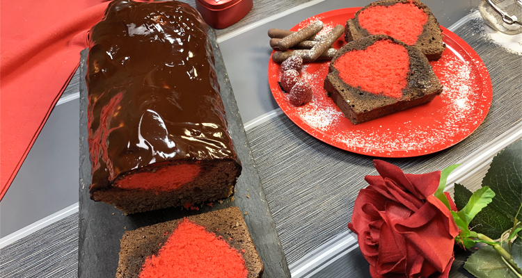 قالب كايك شكلاطة يتوسّطه قلب أحمر