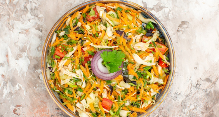 سلطة الخضر الشتوية المبشورة