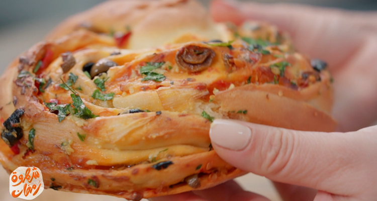 خبز بالهريسة والزيتون