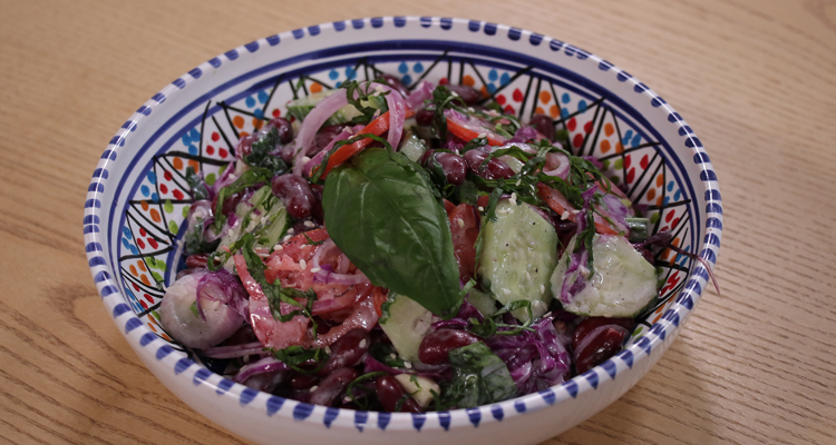 سلطة خضر بالياغورت الطبيعي