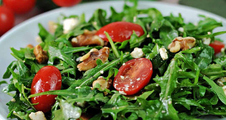 سلطة الجرجير مع الطماطم والجبنة البيضاء