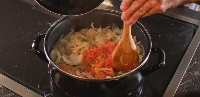 فاصوليا حمراء بالطماطم