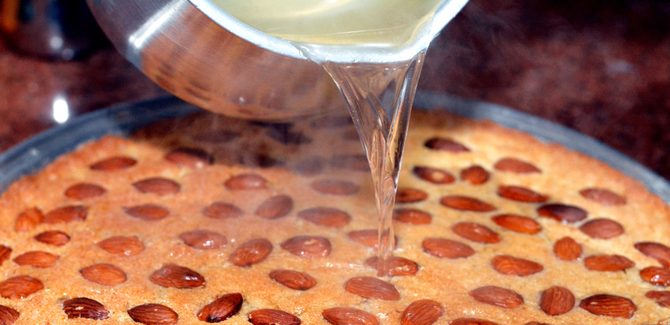 صينية بسبوسة تذوب نعومة…طعم لا يقاوم بعد الإفطار