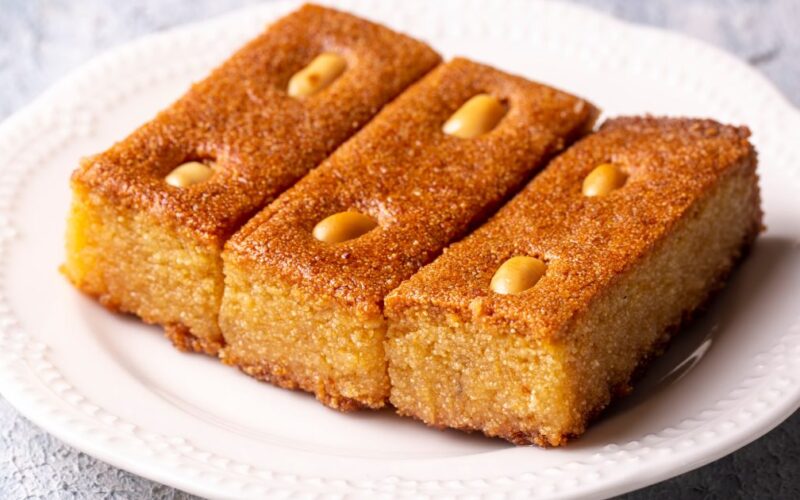 صينية بسبوسة تذوب نعومة…طعم لا يقاوم بعد الإفطار