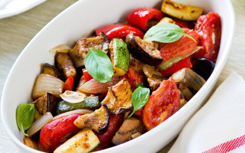 صينية خضار دافئة…خيار مثالي بعد يوم صيام