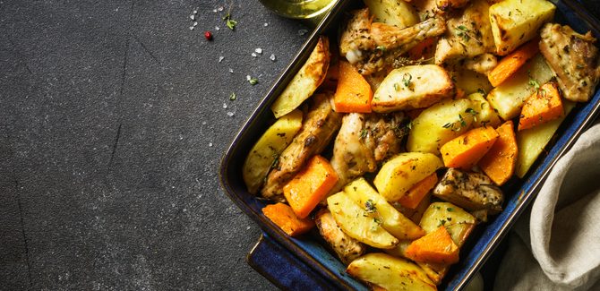 صينية دجاج بالفرن…خيار إفطار رمضاني متكامل ولذيذ