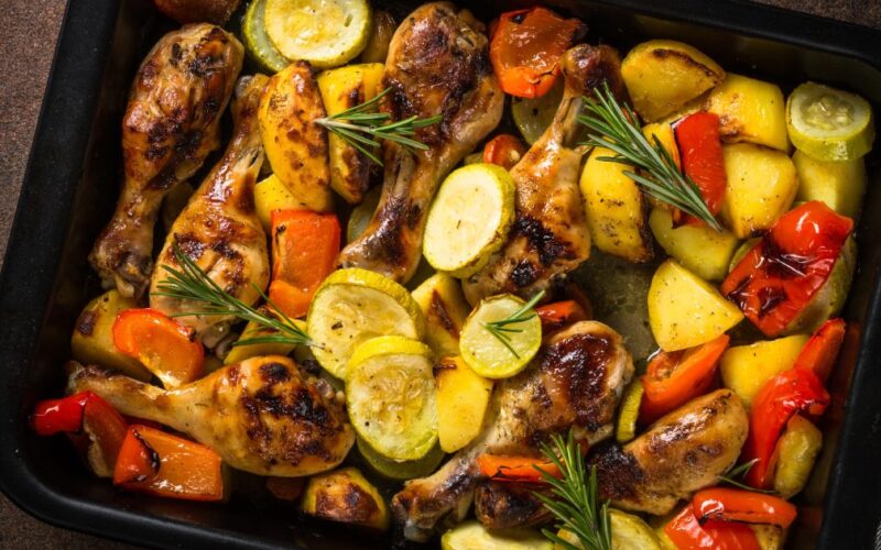 صينية دجاج بالفرن…خيار إفطار رمضاني متكامل ولذيذ