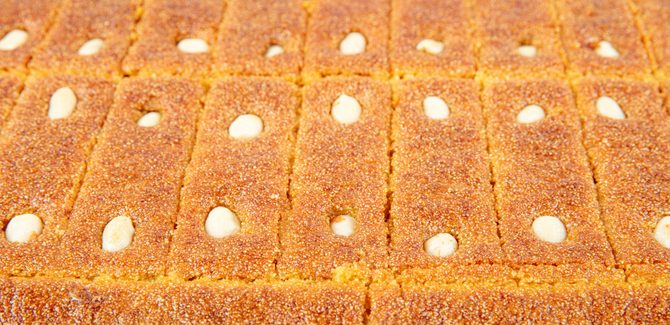 صينية بسبوسة تذوب نعومة…طعم لا يقاوم بعد الإفطار