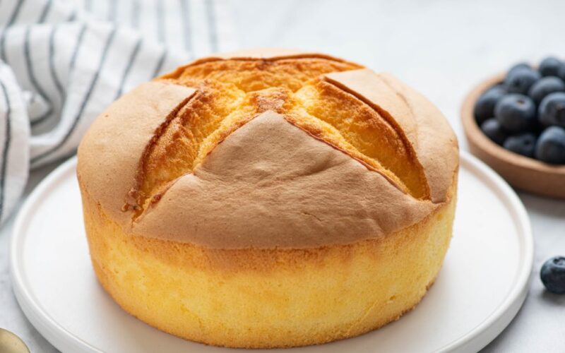 طريقة كيكة الزبادي الهشة: حلى اقتصادي ولذيذ لسفرة رمضان