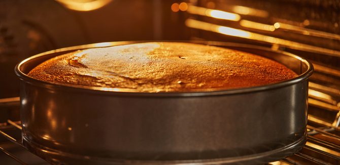 طريقة كيكة الزبادي الهشة: حلى اقتصادي ولذيذ لسفرة رمضان