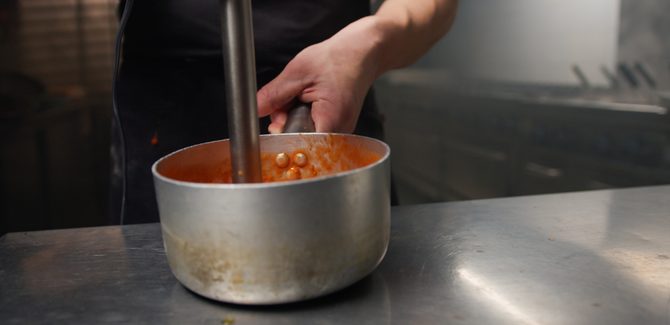 فول الخلطة السعودية… نكهة شعبية بطعم لا يُقاوم