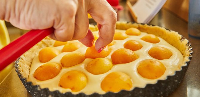 كيك المشمش الهش بمذاق رمضاني لا يُقاوم