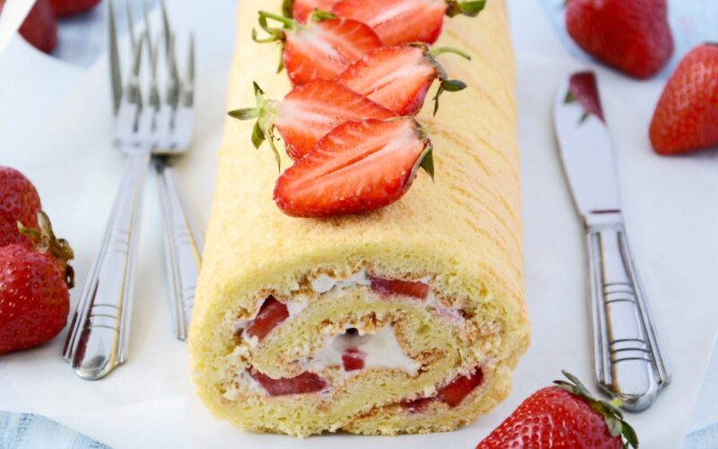 كيك سويسرول بالفانيليا…خيار خفيف لتحلية الإفطار