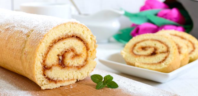 كيك سويسرول بالفانيليا…خيار خفيف لتحلية الإفطار