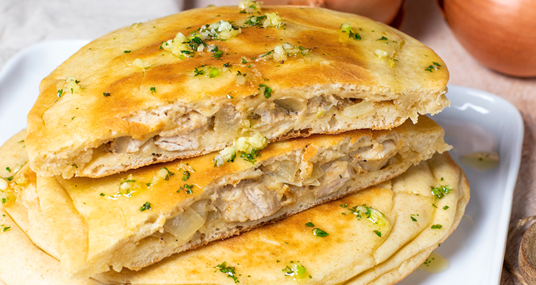 خبز طري محشي بالبصل والدجاج