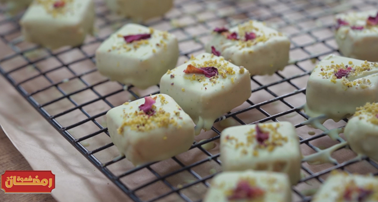 كعابر الفستق للتحلية