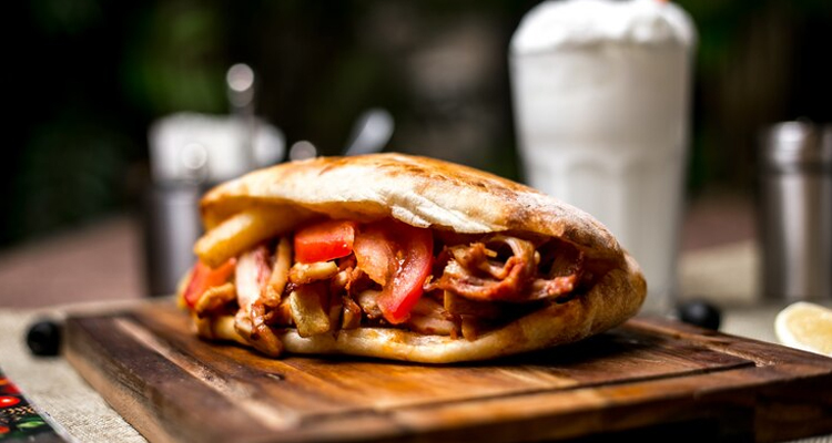 سندويتش مرقاز بخبز مقلي