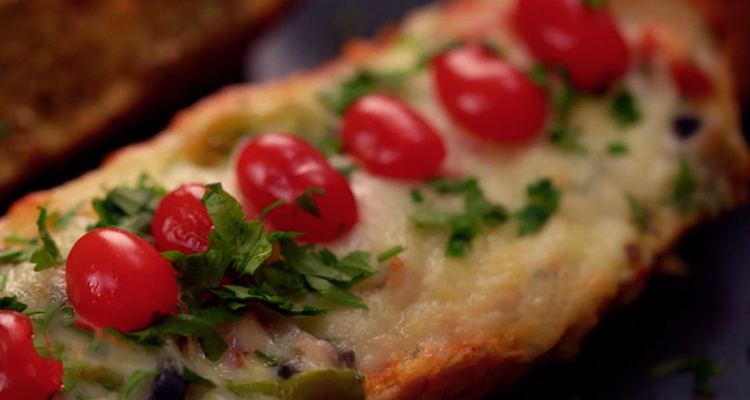 خبز محشو بالتونة والجبن