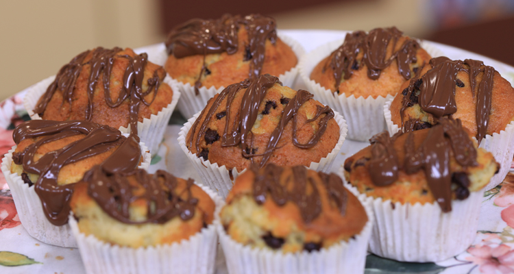 موفينز بالشكلاطة وكريمة الطلي