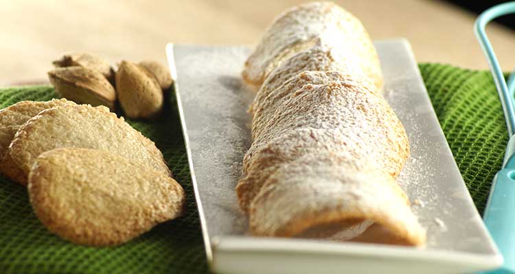 طويل مقرمش باللوز