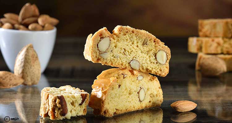 بسكويت مقرمش باللوز ونكهة البرتقال