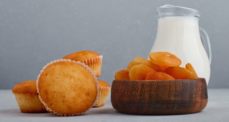 موفينز باللوز والمشمش المجفّف