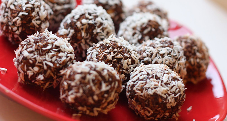 كعابر شوكولاتة وبسكويت مع المكسرات وجوز الهند