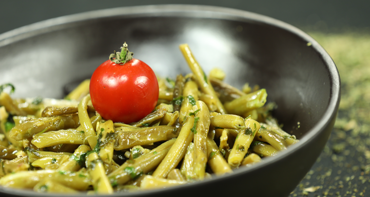 سلطة لوبيا خضراء مفورة ( على البخار)